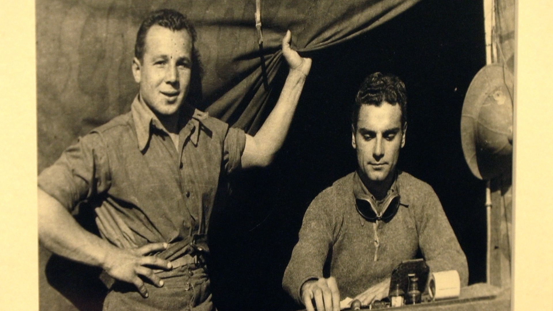 Francesco Dindelli (a destra) con Alfredo Albertazzi il 2 marzo 1940 a Martuba (Africa Settentrionale)