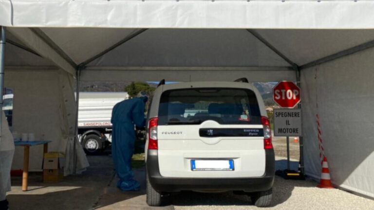 La postazione drive through al Foro Boario durante le prime fasi della pandemia