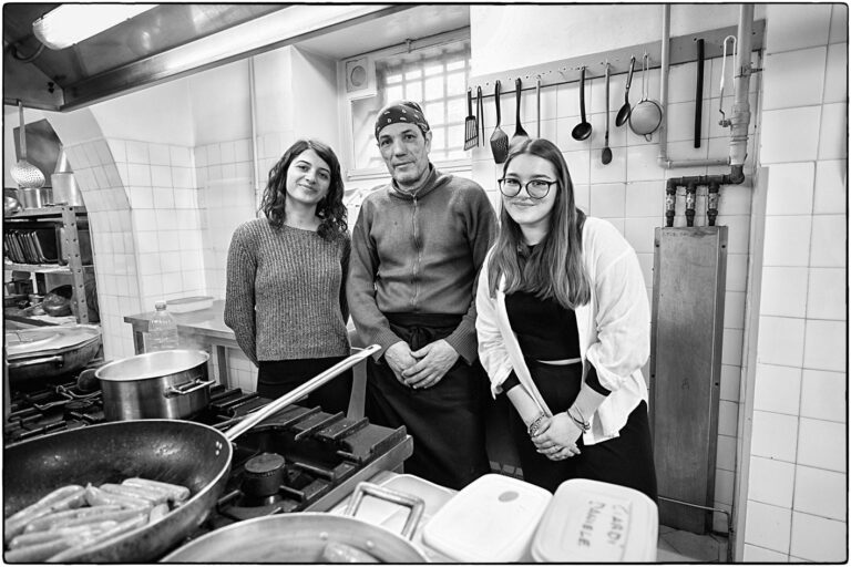 In cucina, foto di Riccardo Lorenzi