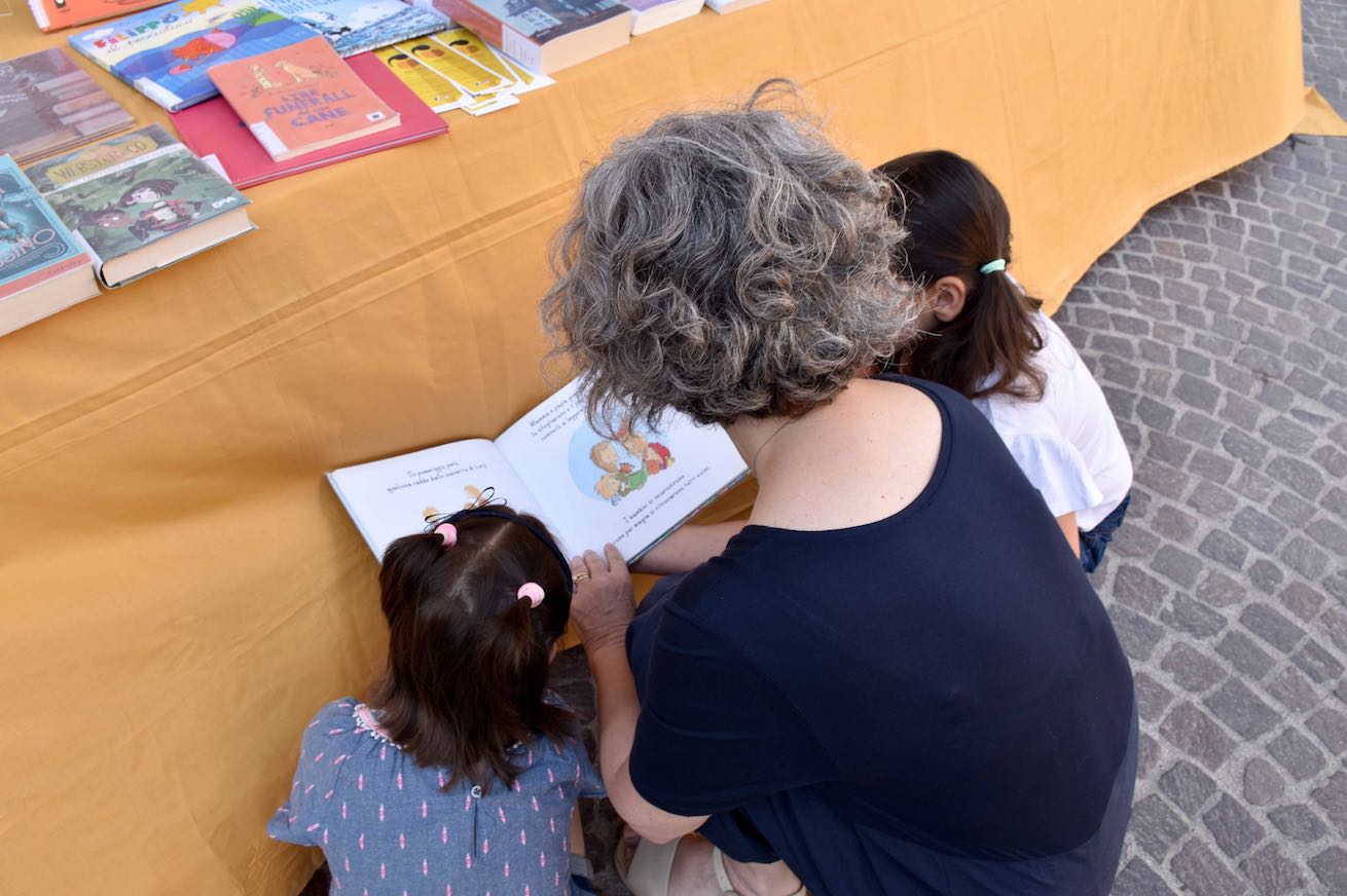 Città di Castello, Biblioteca in Piazza con una bancarella al mercato 1 cdc biblio mercato 2