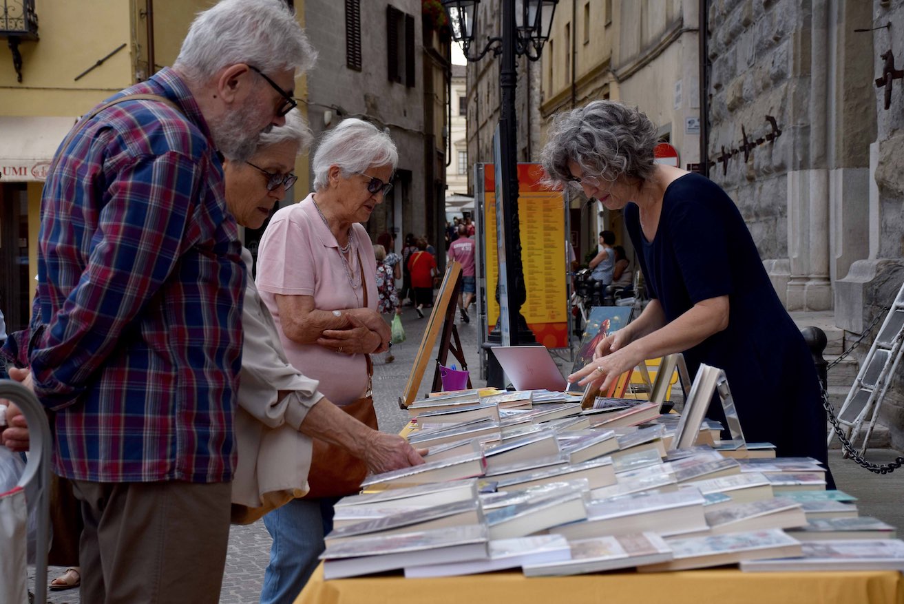 Città di Castello, Biblioteca in Piazza con una bancarella al mercato 2 cdc biblio mercato 3