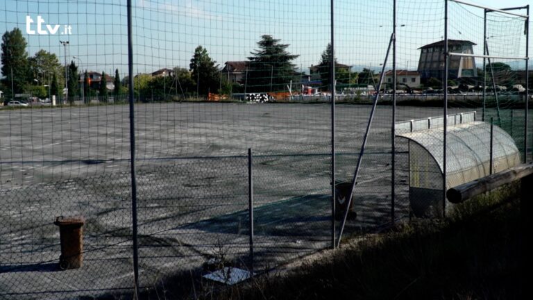   L'antistadio dopo la rimozione del manto in erba sintetica
