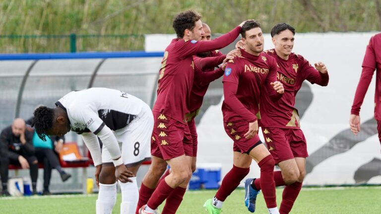 I giocatori del Tau festeggiano il gol del vantaggio in Tau Altopascio-Trestina 4-0 (Foto Facebook Asd Tau Calcio Altopascio) 