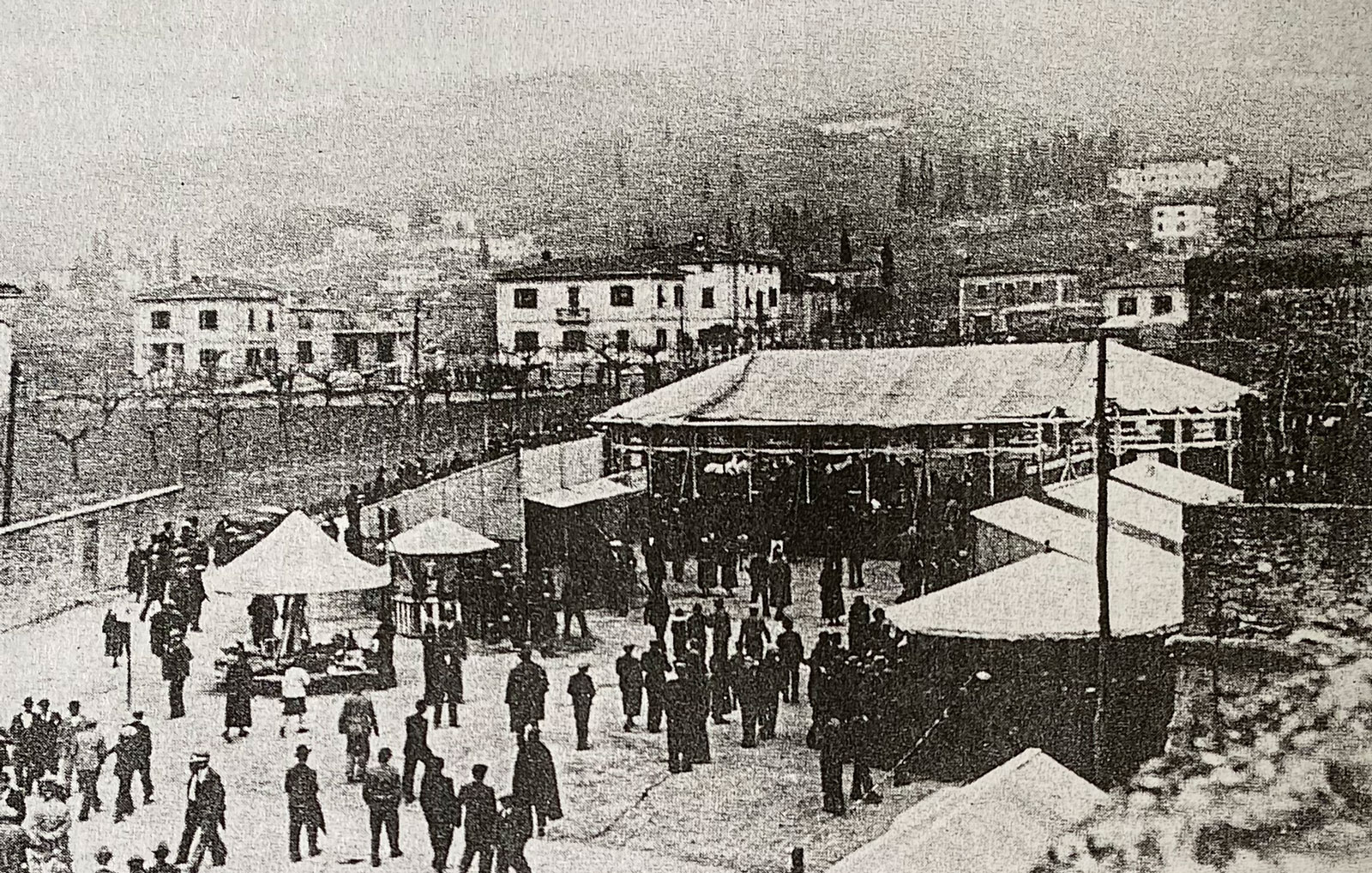 Fiere di Mezzaquaresima alle porte: la storia della manifestazione 2 Il piazzale dei giochi in una delle ultime Fiere prima della Seconda Guerra Mondiale