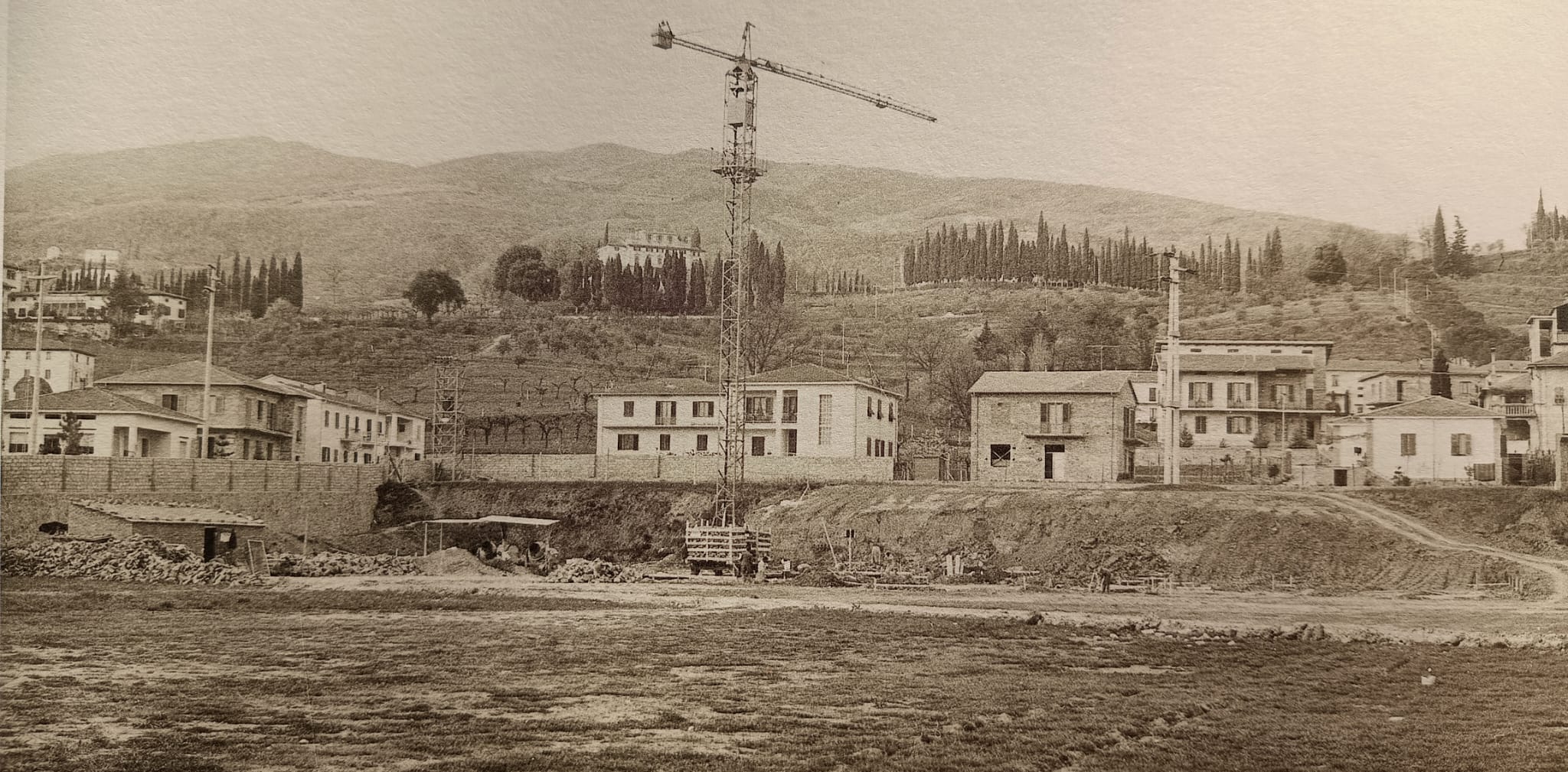 L’inizio della costruzione della chiesa del Sacro Cuore, la cui inaugurazione avvenne nel 1963 (foto di C. Soriente – archivio F.lli Mattesini, reperita su Gio Bini, Borgo Inedito, Petruzzi Editore, 2005).