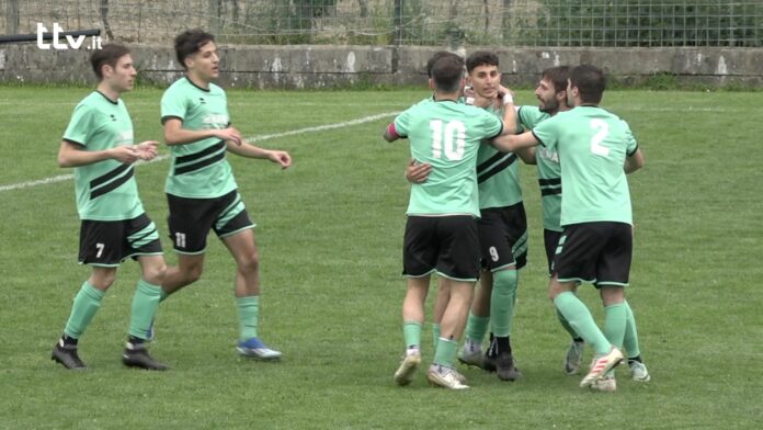 Ayoube El Mohtarim festeggiato dai compagni dopo la rete decisiva