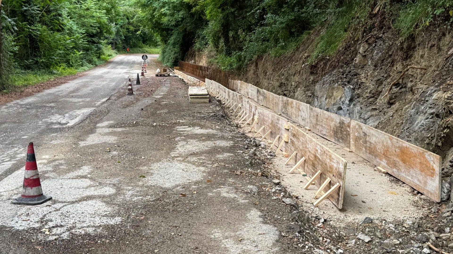 A ritmo spedito i lavori di ripristino della ex 3 bis a nord di Valsavignone 2 A ritmo spedito i lavori di ripristino della ex 3 bis a nord di Valsavignone - Infrastrutture | TTV.it