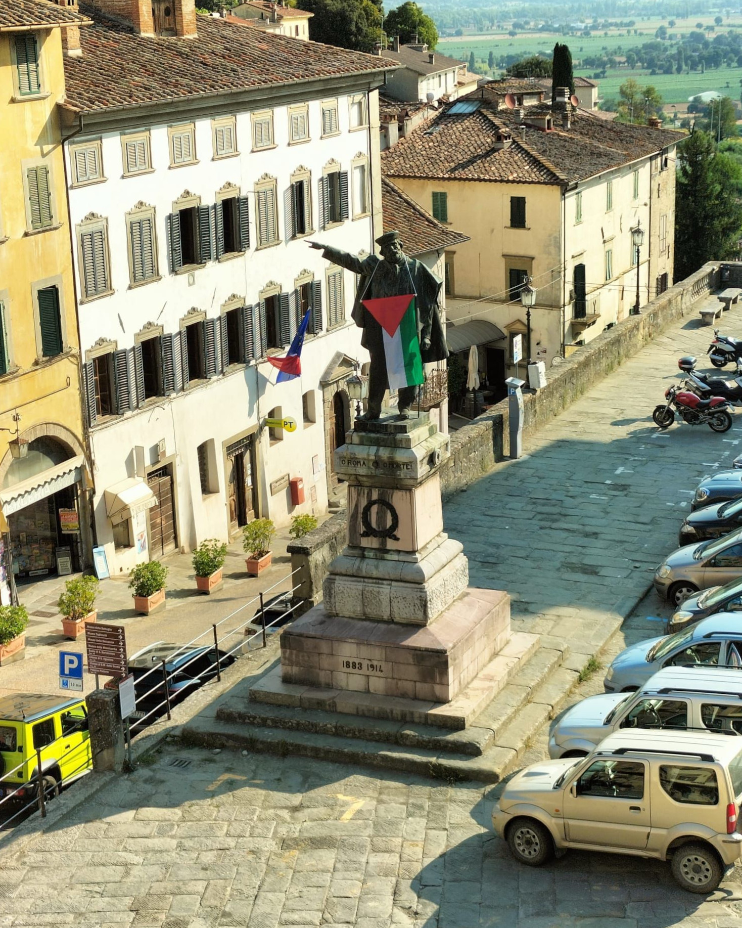 Ad Anghiari anche Garibaldi sostiene la causa della Palestina 1 Garibaldi con la bandiera palestinese