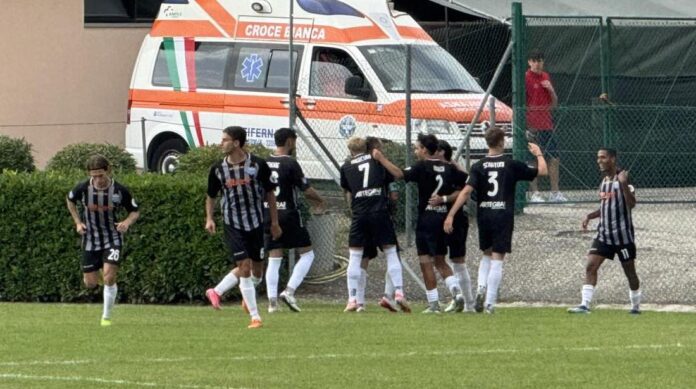 L’esultanza dei bianconeri del Trestina (foto Trestina Sport)