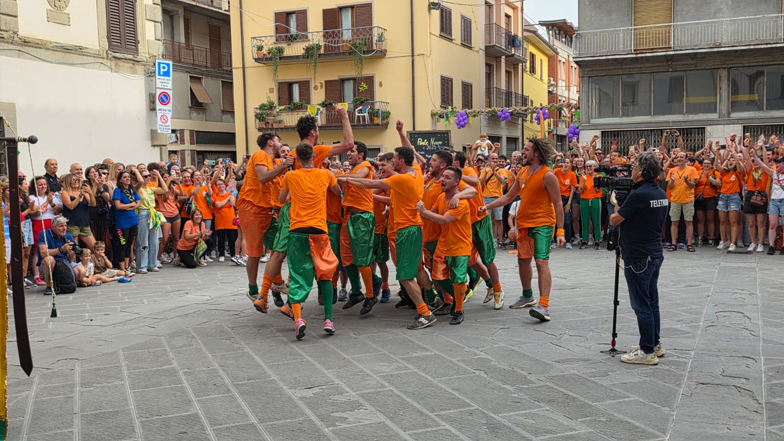 Palio dei Lumi a Pieve Santo Stefano: il Rialto torna a vincere e si aggiudica anche il drappo 2 Palio dei Lumi a Pieve Santo Stefano: il Rialto torna a vincere e si aggiudica anche il drappo - Eventi | TTV.it