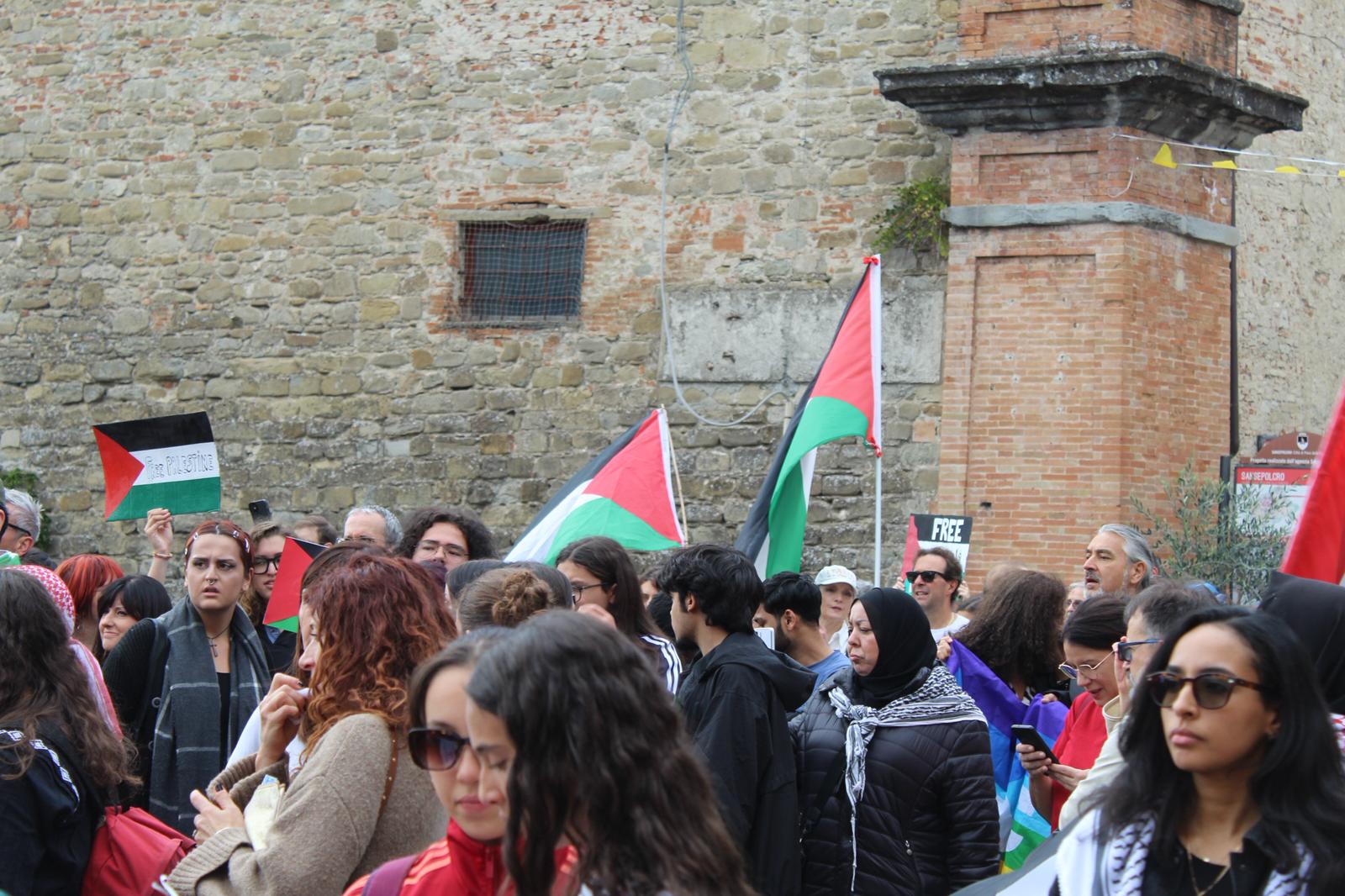 In tantissimi al corteo di solidarietà per Gaza - Attualità | TTV.it