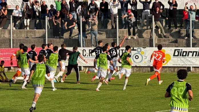 Festa senese al Buitoni dopo il gol allo scadere di Vari
