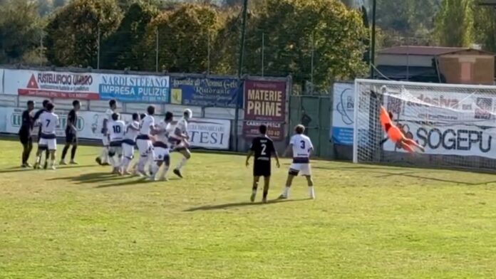 La punizione di Ferri Marina si insacca sotto l’incrocio per l’1-0 del Trestina (immagine Trestina Sport)