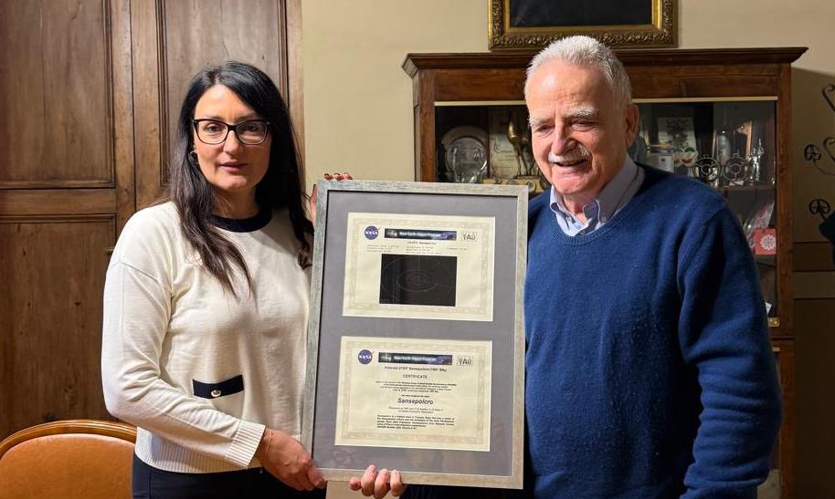 Sansepolcro in orbita fra Marte e Giove 1 La consegna dell’attestato NASA all’assessore Mercati da parte del dottor Di Martino