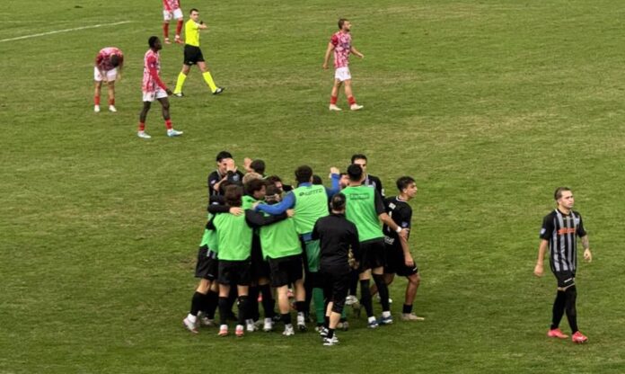Il Trestina festeggia il gol vincente di Tolomello (foto Trestina Sport)