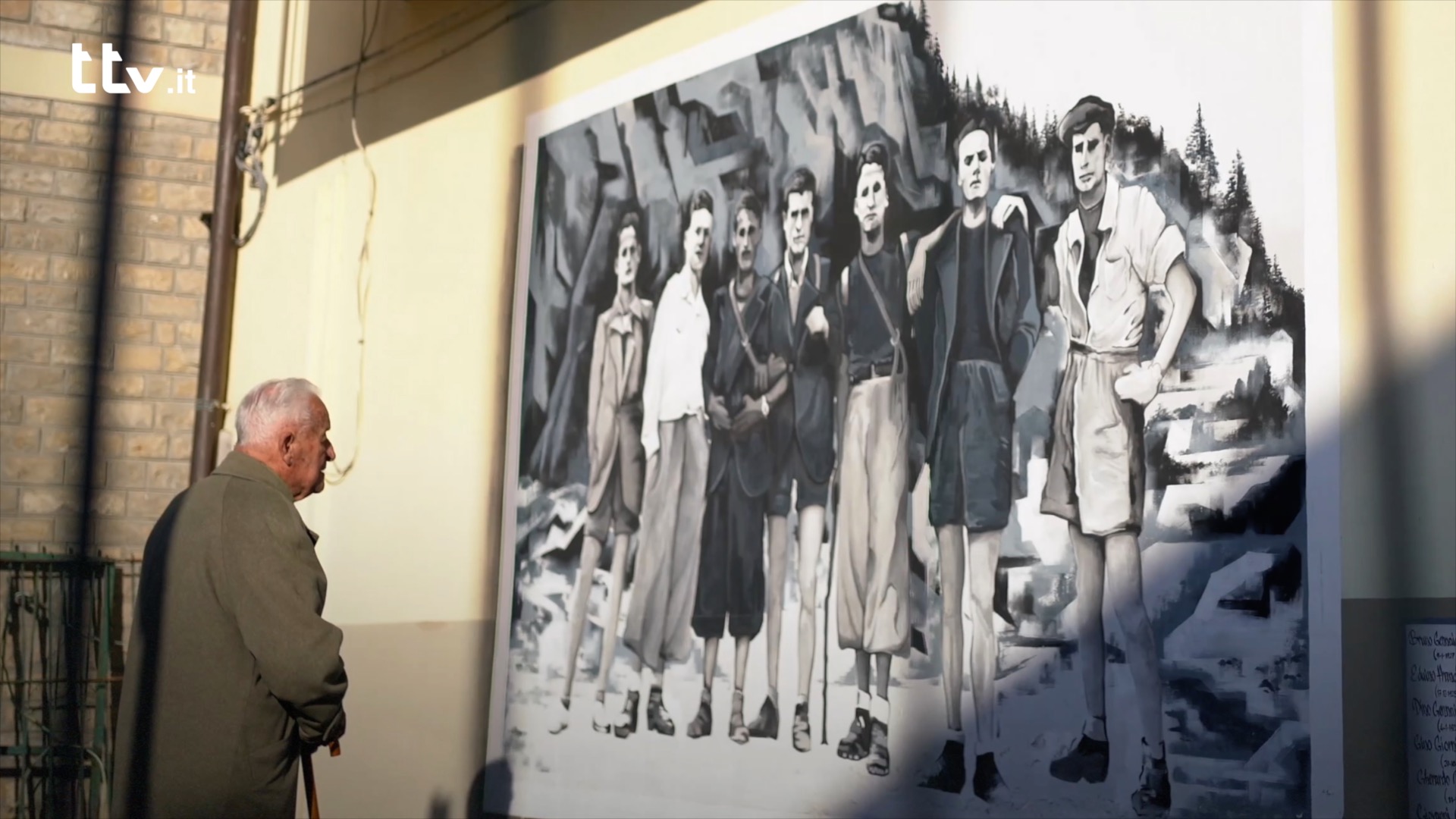Dindelli davanti al murales che lo ritrae terzo da destra