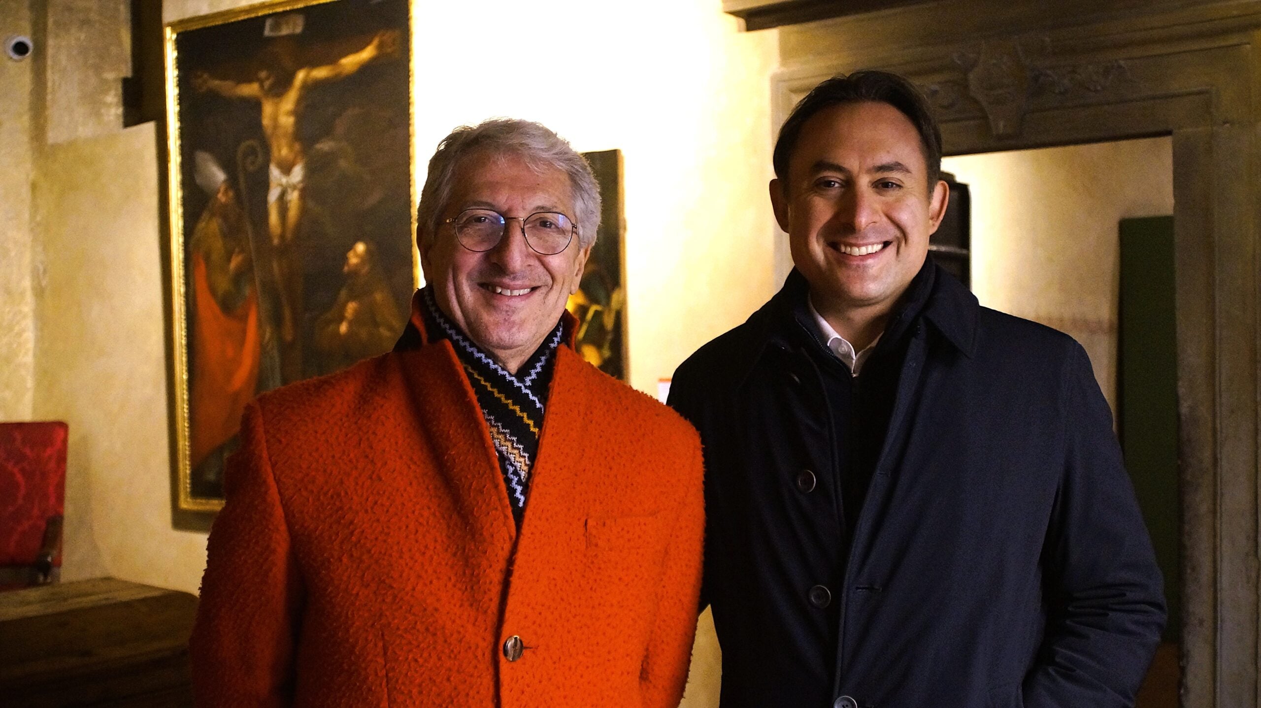 Anghiari e l’anno dei musei: piazza Mameli tra ceramica, armi e comunità 1 Stefano Casciu (a sinistra) con il sindaco Alessandro Polcri
