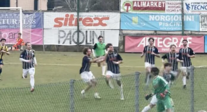 L’esultanza dei bianconeri dopo il gol del pari (Trestina Sport)