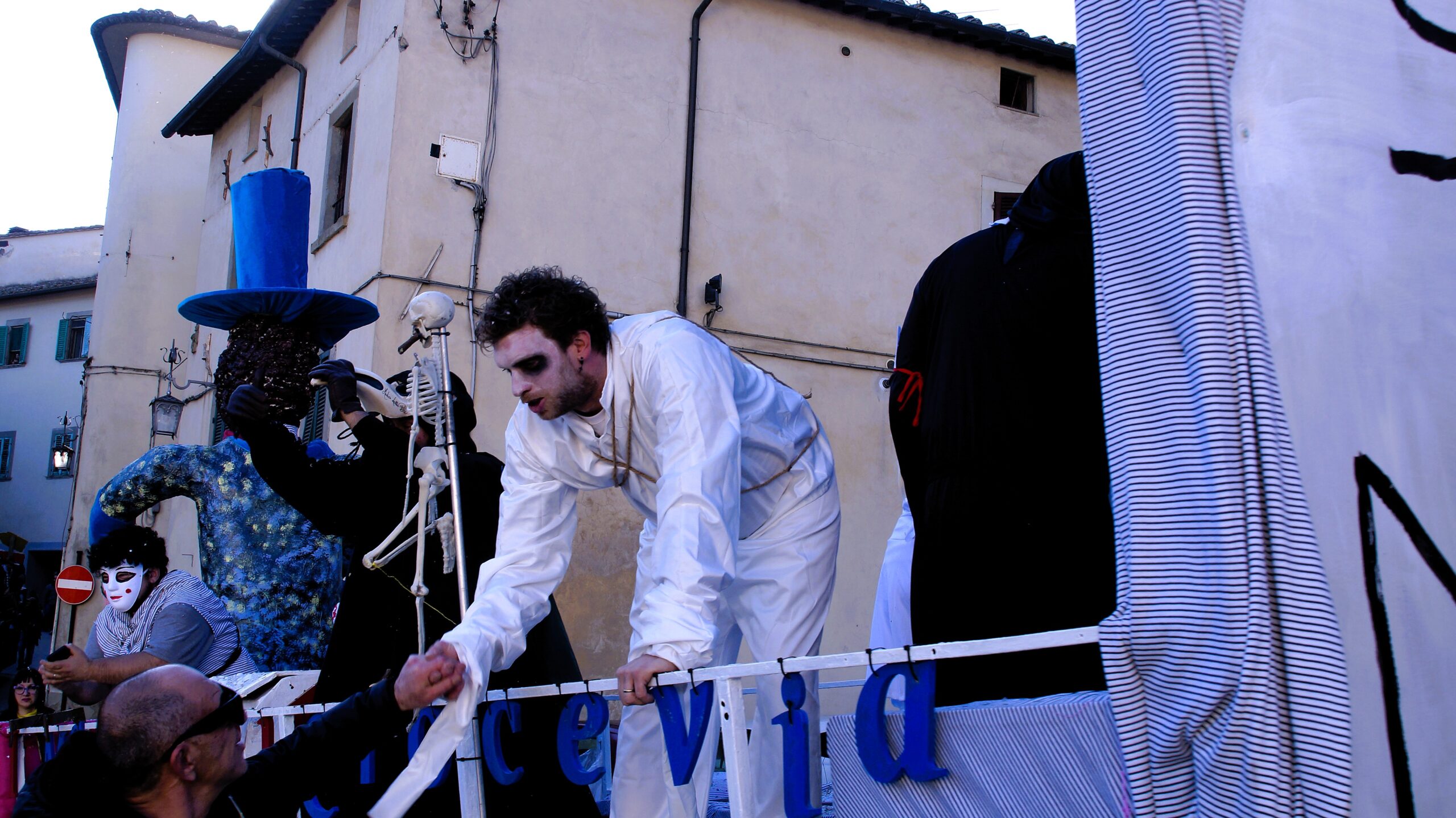 Carnevale di Anghiari: coriandoli e luci aspettando primavera 11 Carnevale di Anghiari: coriandoli e luci aspettando primavera - Attualità | TTV.it
