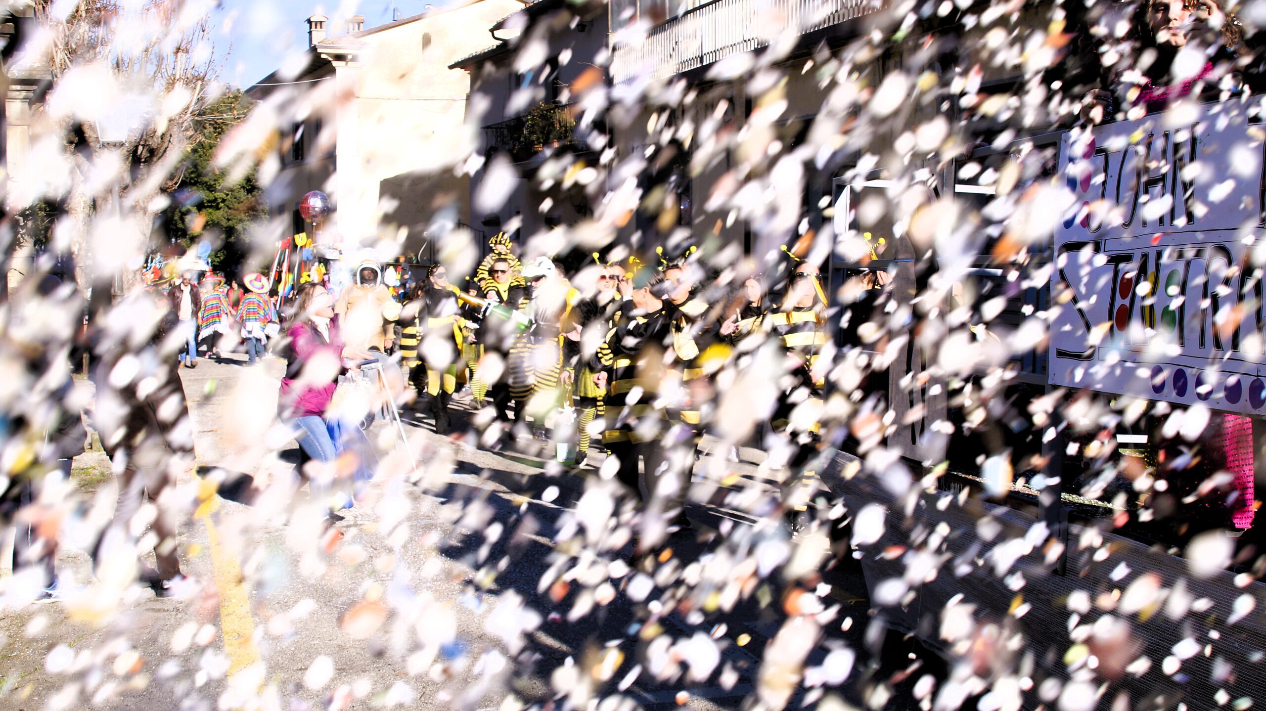 Carnevale di Anghiari: coriandoli e luci aspettando primavera 15 Carnevale di Anghiari: coriandoli e luci aspettando primavera - Attualità | TTV.it