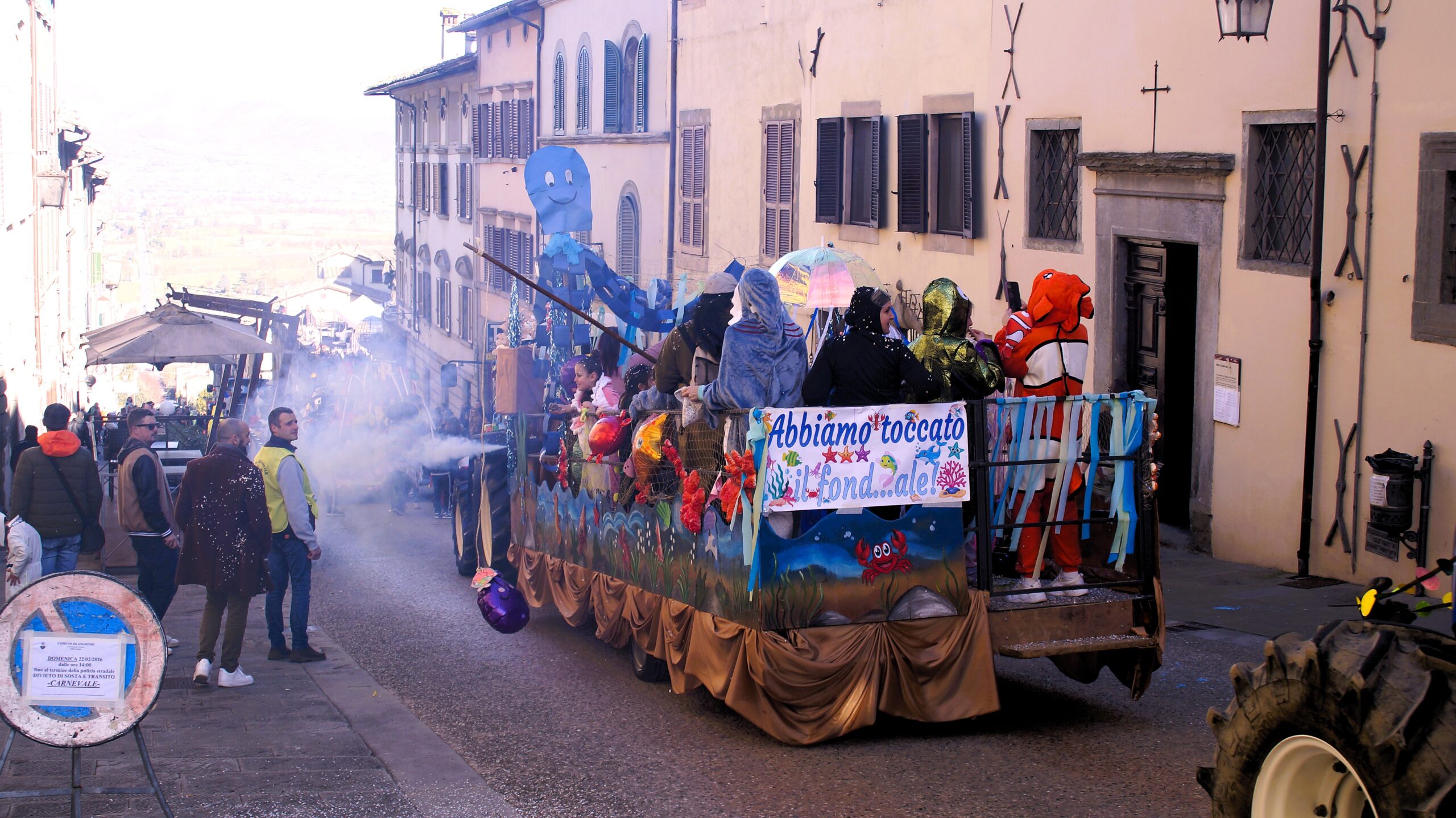 Carnevale di Anghiari: coriandoli e luci aspettando primavera 5 Carnevale di Anghiari: coriandoli e luci aspettando primavera - Attualità | TTV.it
