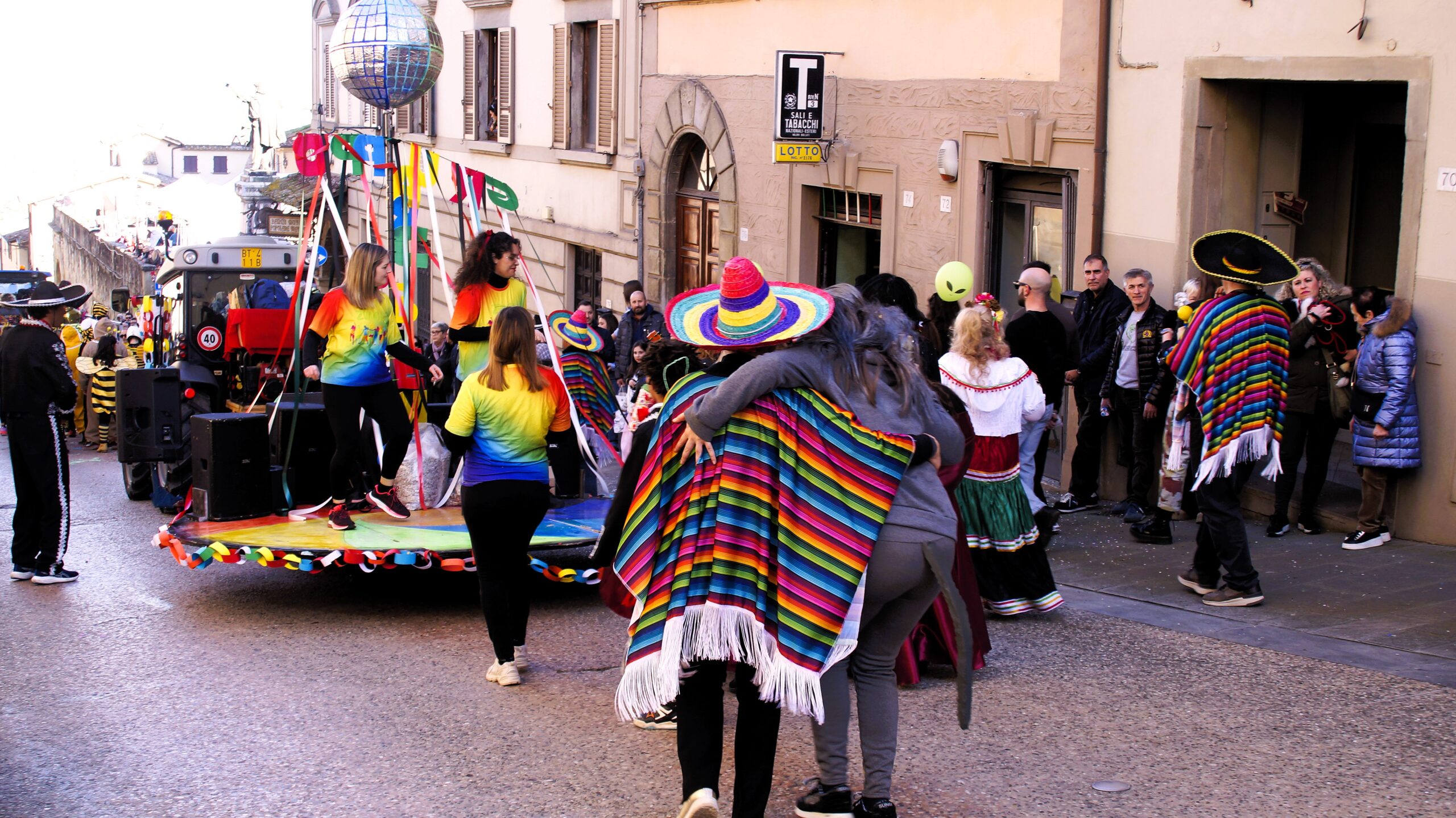 Carnevale di Anghiari: coriandoli e luci aspettando primavera 6 Carnevale di Anghiari: coriandoli e luci aspettando primavera - Attualità | TTV.it