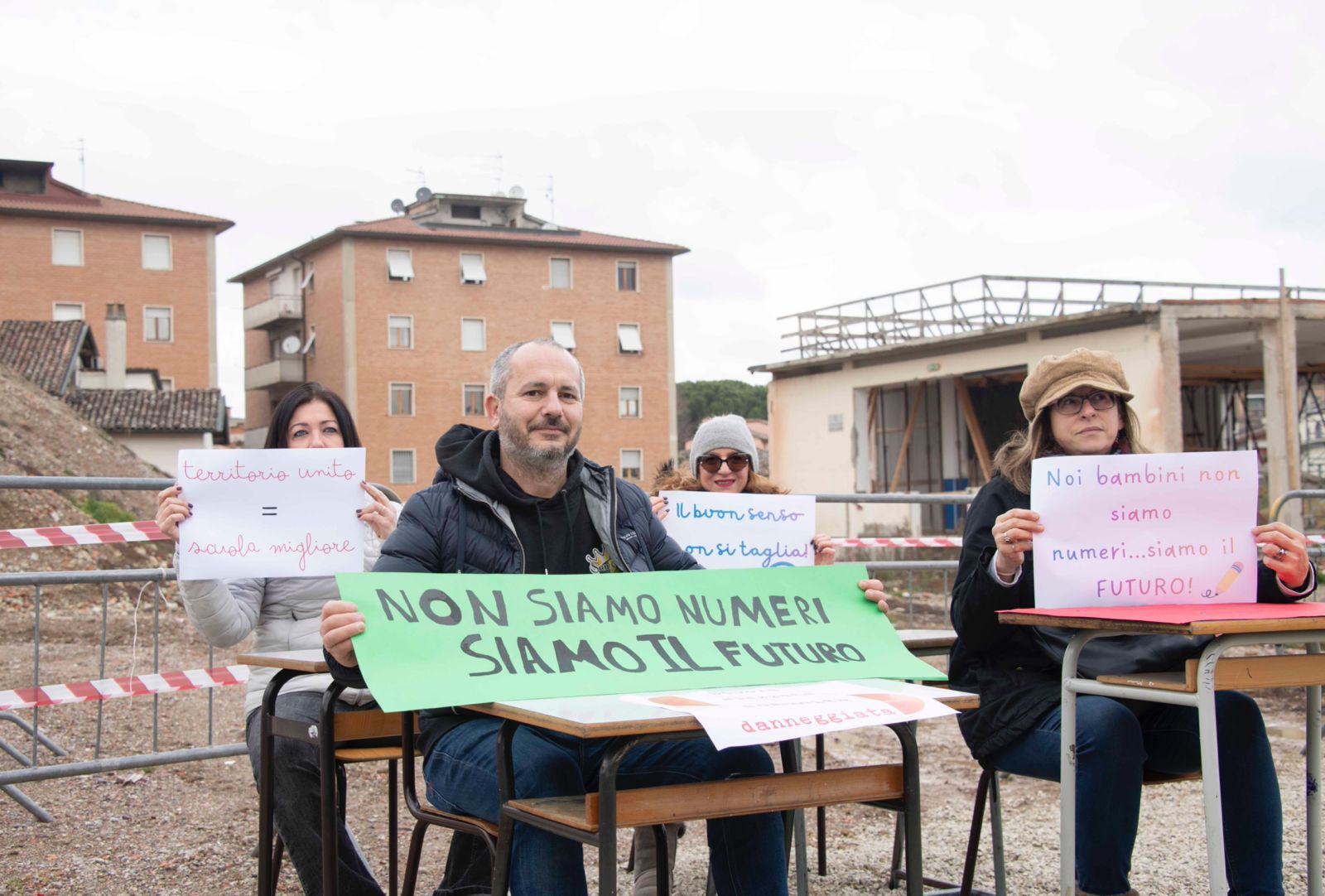 Dimensionamento scolastico, Città di Castello scende in piazza: protesta al cantiere della Dante Alighieri 6 Dimensionamento scolastico, Città di Castello scende in piazza: protesta al cantiere della Dante Alighieri - Attualità | TTV.it