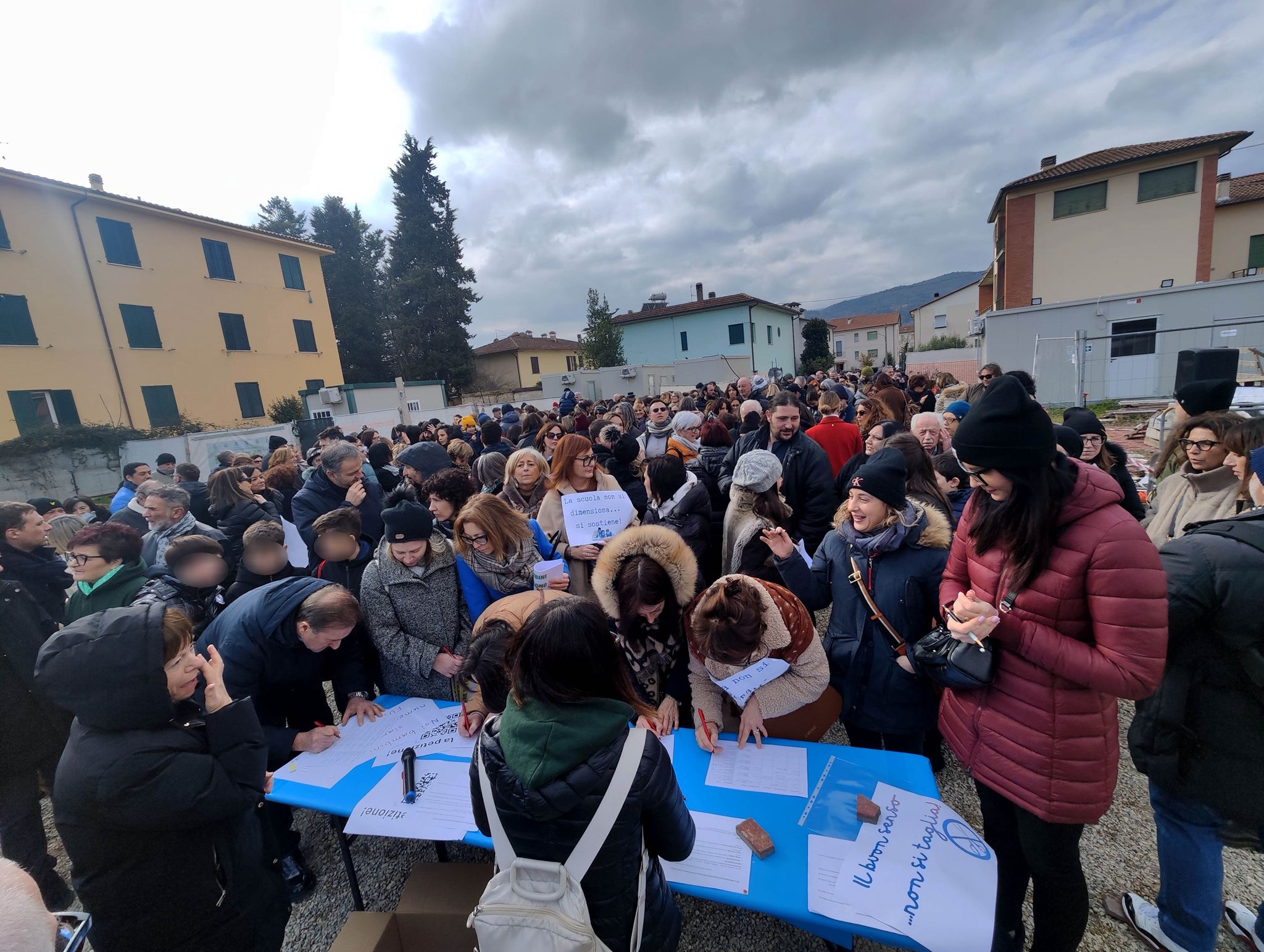 Dimensionamento scolastico, Città di Castello scende in piazza: protesta al cantiere della Dante Alighieri 5 Dimensionamento scolastico, Città di Castello scende in piazza: protesta al cantiere della Dante Alighieri - Attualità | TTV.it