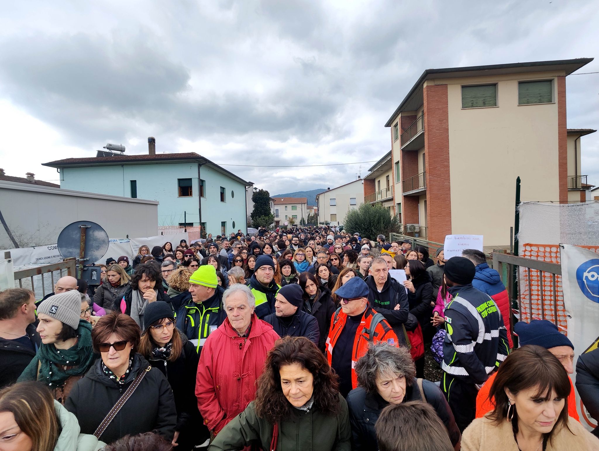 Dimensionamento scolastico, Città di Castello scende in piazza: protesta al cantiere della Dante Alighieri 3 Dimensionamento scolastico, Città di Castello scende in piazza: protesta al cantiere della Dante Alighieri - Attualità | TTV.it