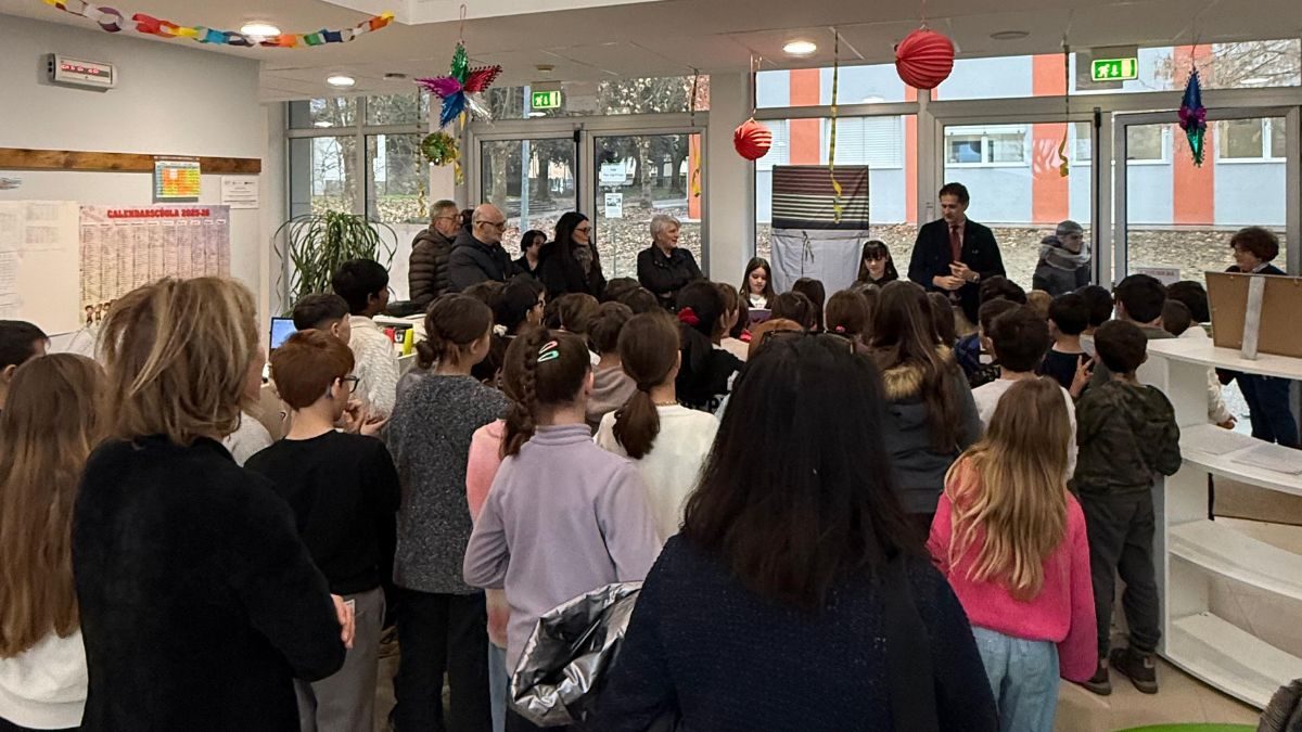 Bandiere, classi e comunità: a Sansepolcro la scuola racconta il suo “mondo” 1 Bandiere, classi e comunità: a Sansepolcro la scuola racconta il suo “mondo” - Attualità, Sociale | TTV.it