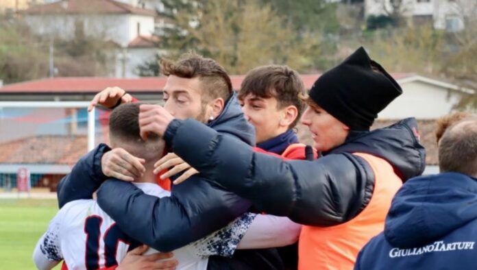 I giocatori della Pietralunghese esultano dopo il gol scacciacrisi di Piccioli (foto Pietralunga Sport)