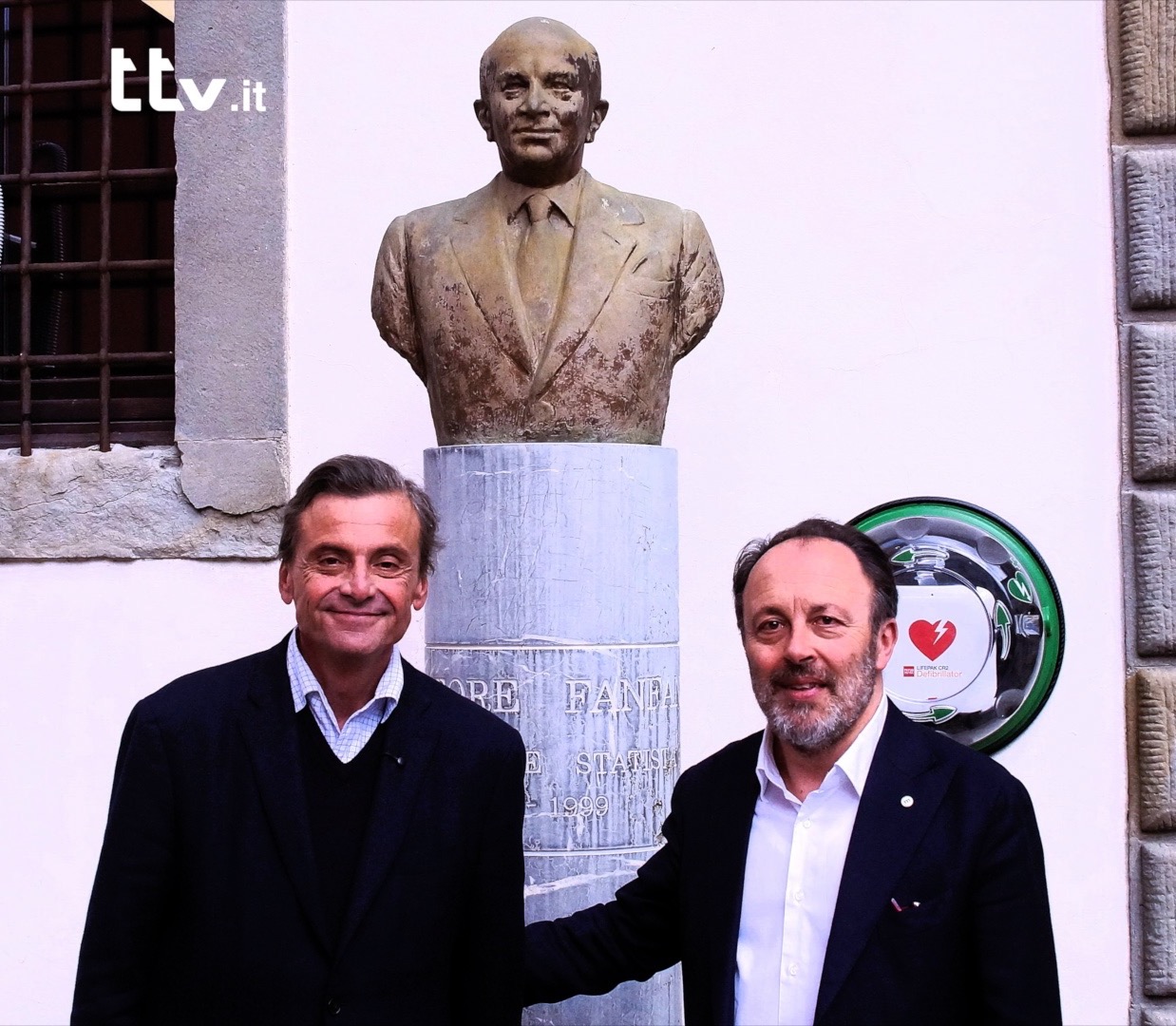Calenda (a sinistra) con il sindaco di Pieve Marcelli e il busto di Amintore Fanfani