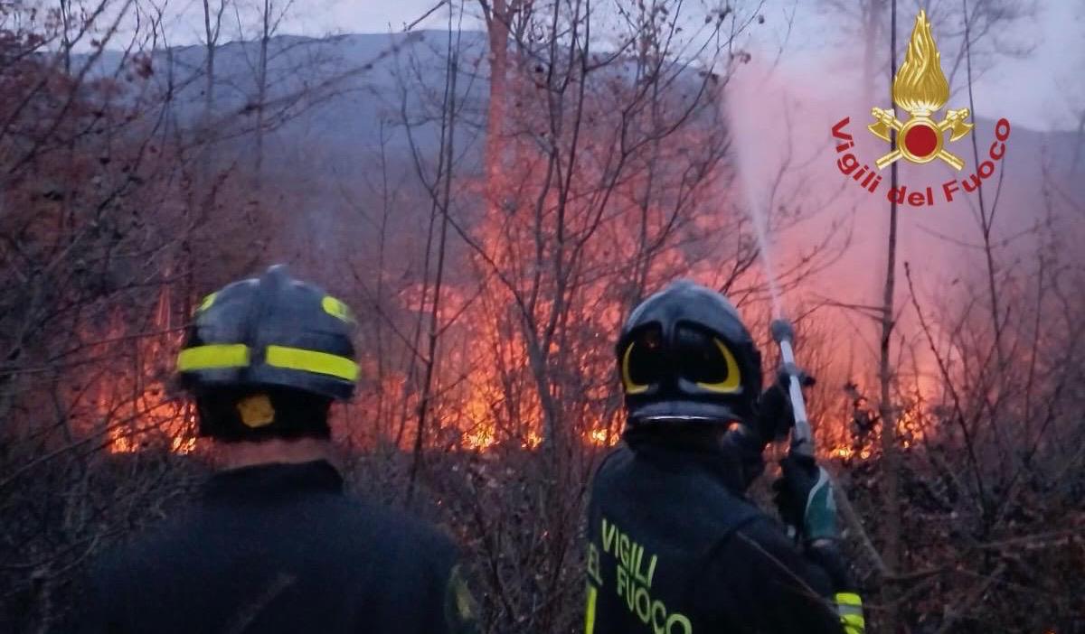Incendio a Pieve Santo Stefano, impegnate più squadre dei vigili del fuoco 1 Vigili del Fuoco all’opera