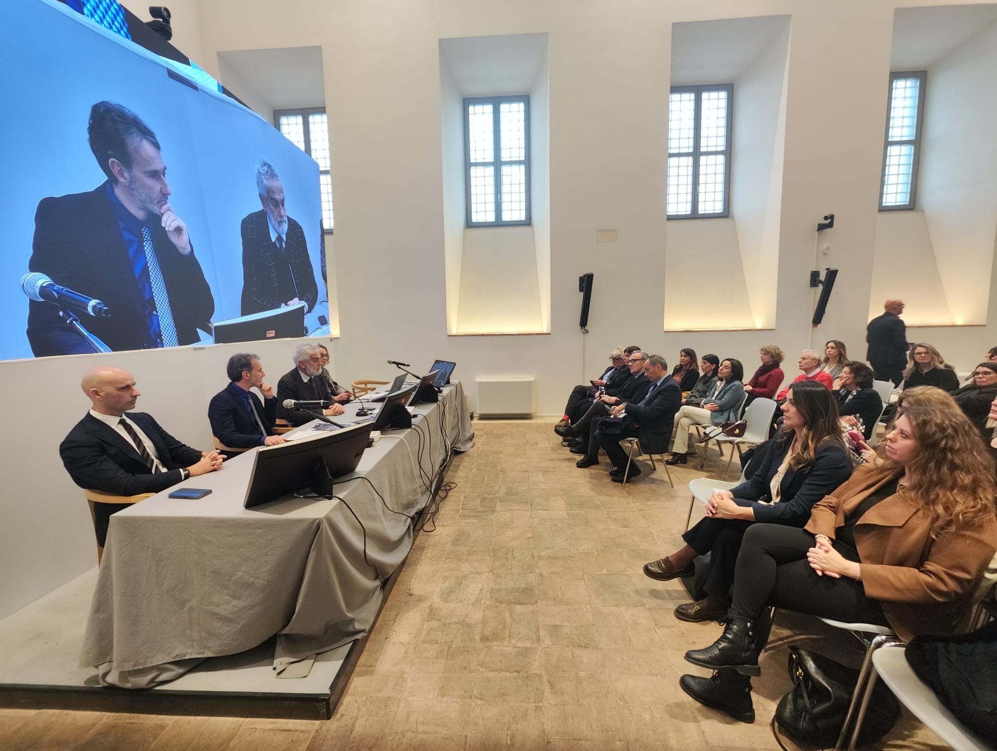 Raffaello, lo Stendardo della Trinità torna a parlare dopo il restauro 4 Raffaello, lo Stendardo della Trinità torna a parlare dopo il restauro - Cultura | TTV.it