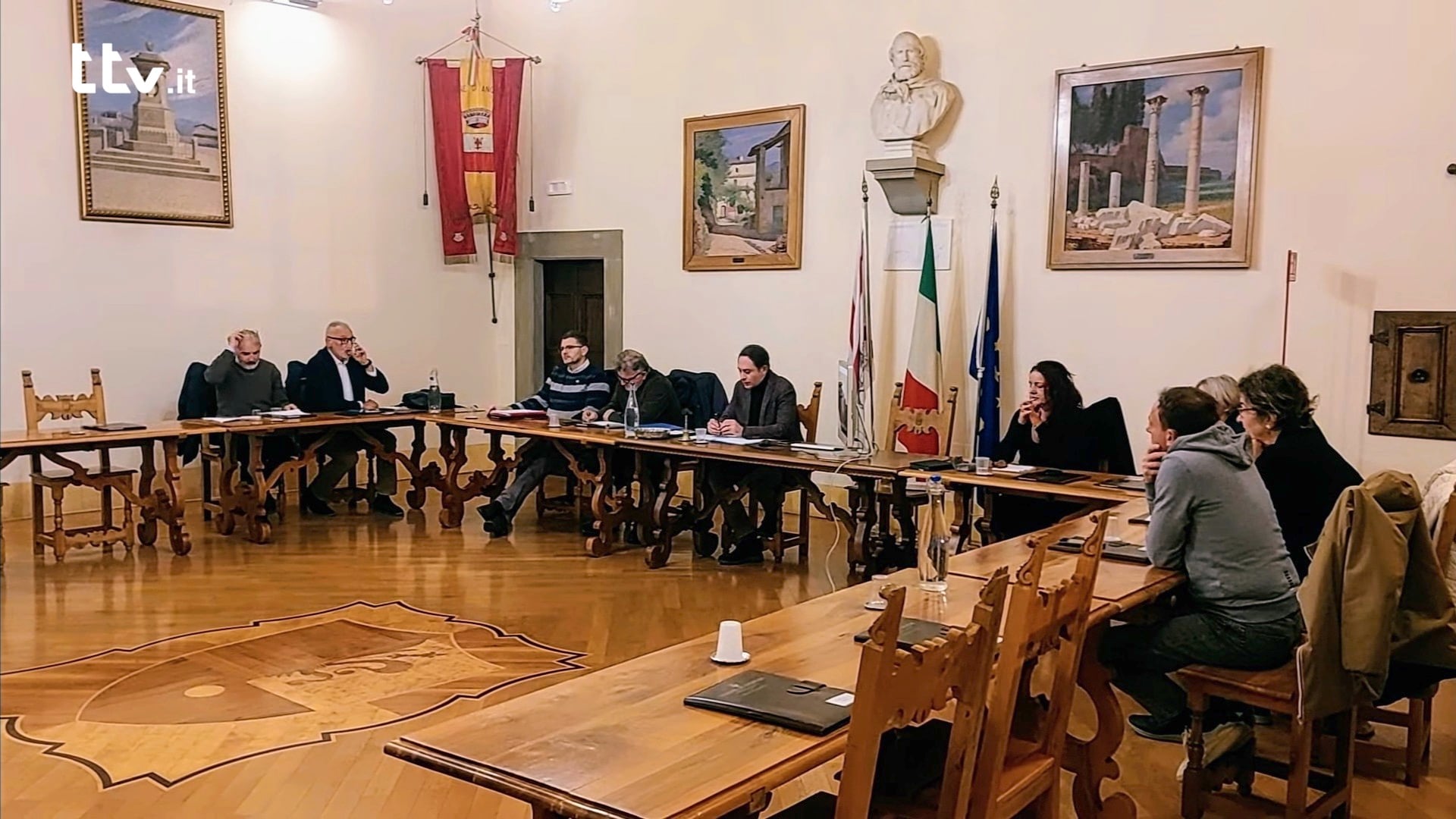 Il consiglio comunale di Anghiari durante il dibattito sull’argomento