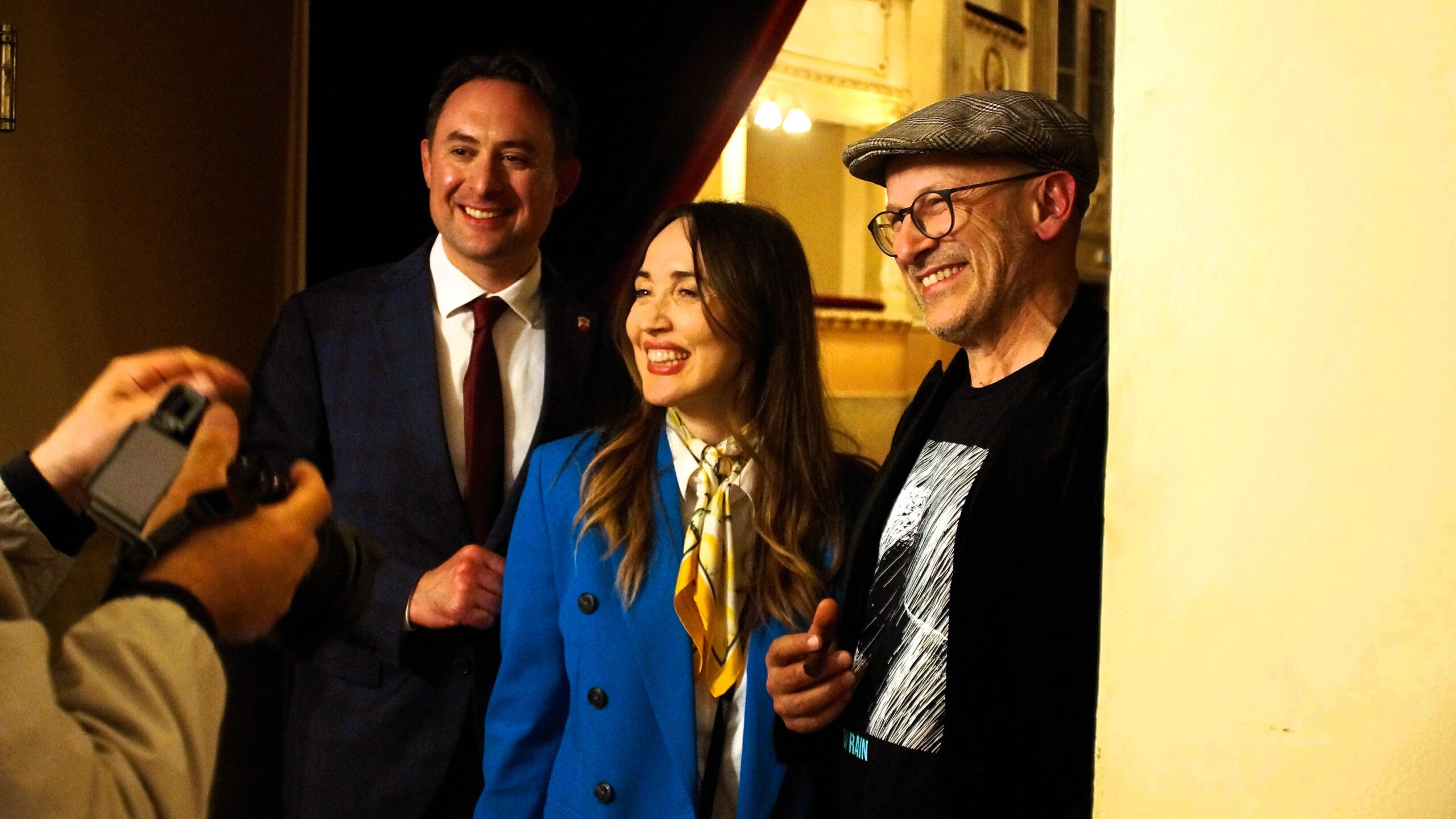 “L’amore è una favola e un martirio”: Chiara Francini racconta la coppia tra ironia e verità 2 Con il sindaco Polcri e il direttore artistico del teatro Andrea Merendelli