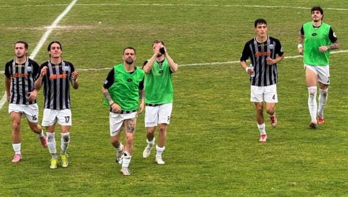 I giocatori del Trestina salutano il pubblico (foto Trestina Sport)