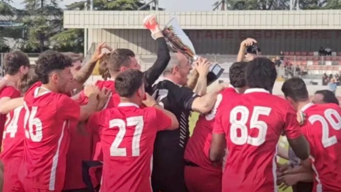 I giocatori del Montone festeggiano la “Supercoppa” (immagine ACD Montone)