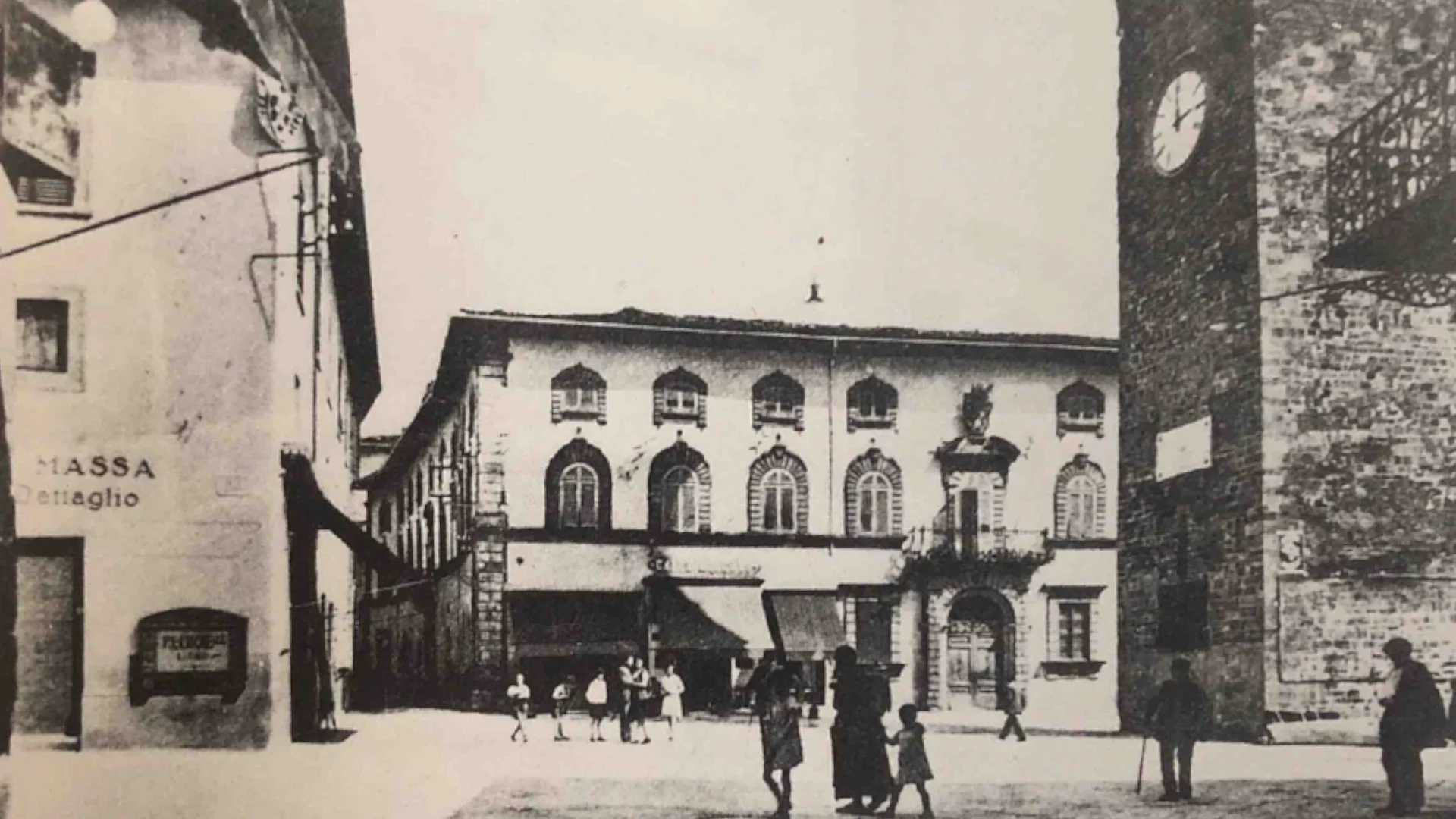 L’allora piazza Vittorio Emanuele con la torre di Berta sulla destra (fine anni ’20).