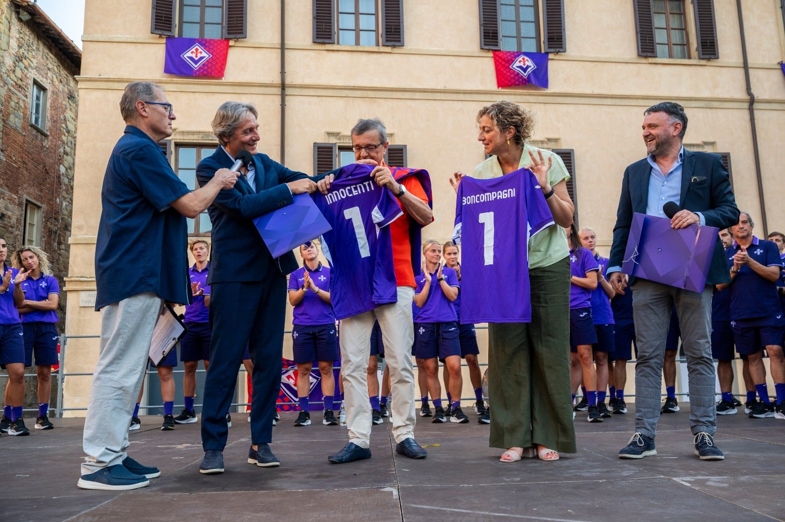 Sansepolcro abbraccia la Fiorentina Women in piazza Torre di Berta 1 Sansepolcro abbraccia la Fiorentina Women in piazza Torre di Berta - Sport | TTV.it