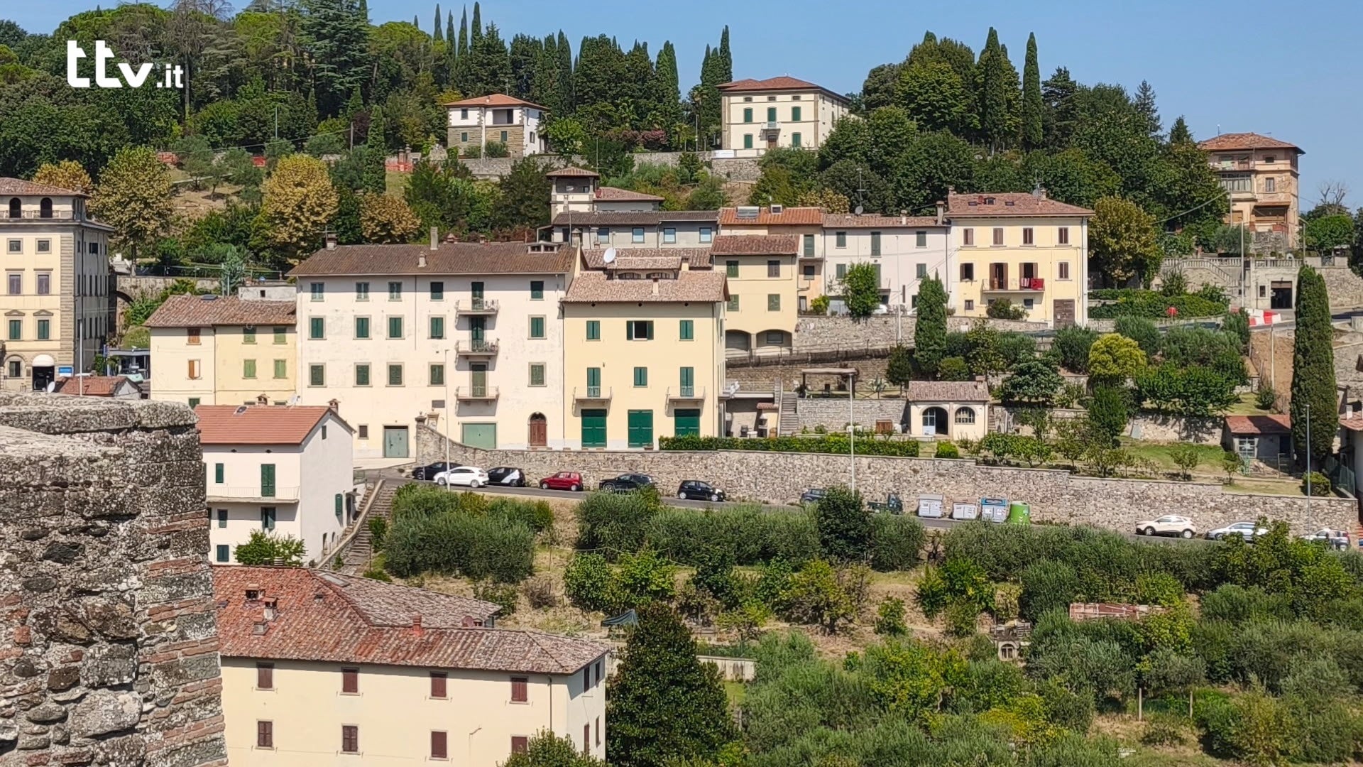 Strage della Caserma di Anghiari, le prove definitive: furono i tedeschi 3 Un’inquadratura odierna mostra l’assenza della caserma, mentre a fianco sorgono Palazzo Bartolomei (ridotto da nove a sei file di finestre) e un nuovo edificio.