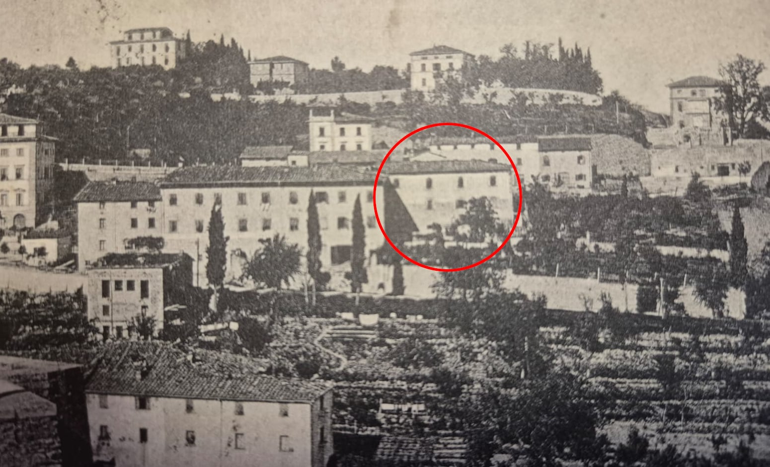 Strage della Caserma di Anghiari, le prove definitive: furono i tedeschi 2 L’edifico della caserma in una cartolina viaggiata nel 1913 (collezione M. Draghi). Alla sua sinistra si vede Palazzo Bartolomei, dove secondo le testimonianze fu collocato l’ordigno.