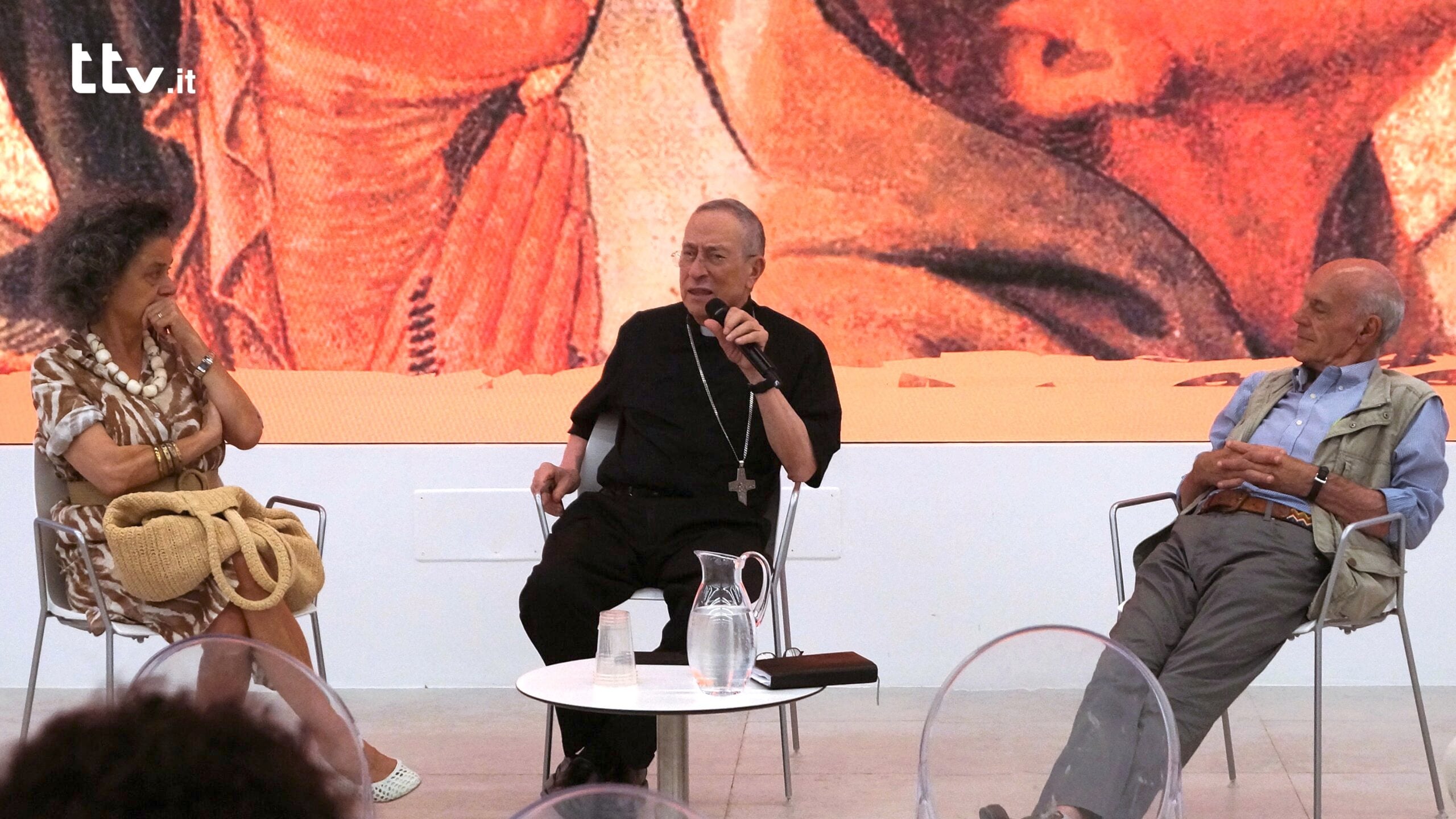 “Dobbiamo proteggerci dall’idolatria del denaro”: il cardinale Maradiaga ad Anghiari 1 Rodríguez Maradiaga fra Gianni Beretta e la professoressa Teresa Bartolomei