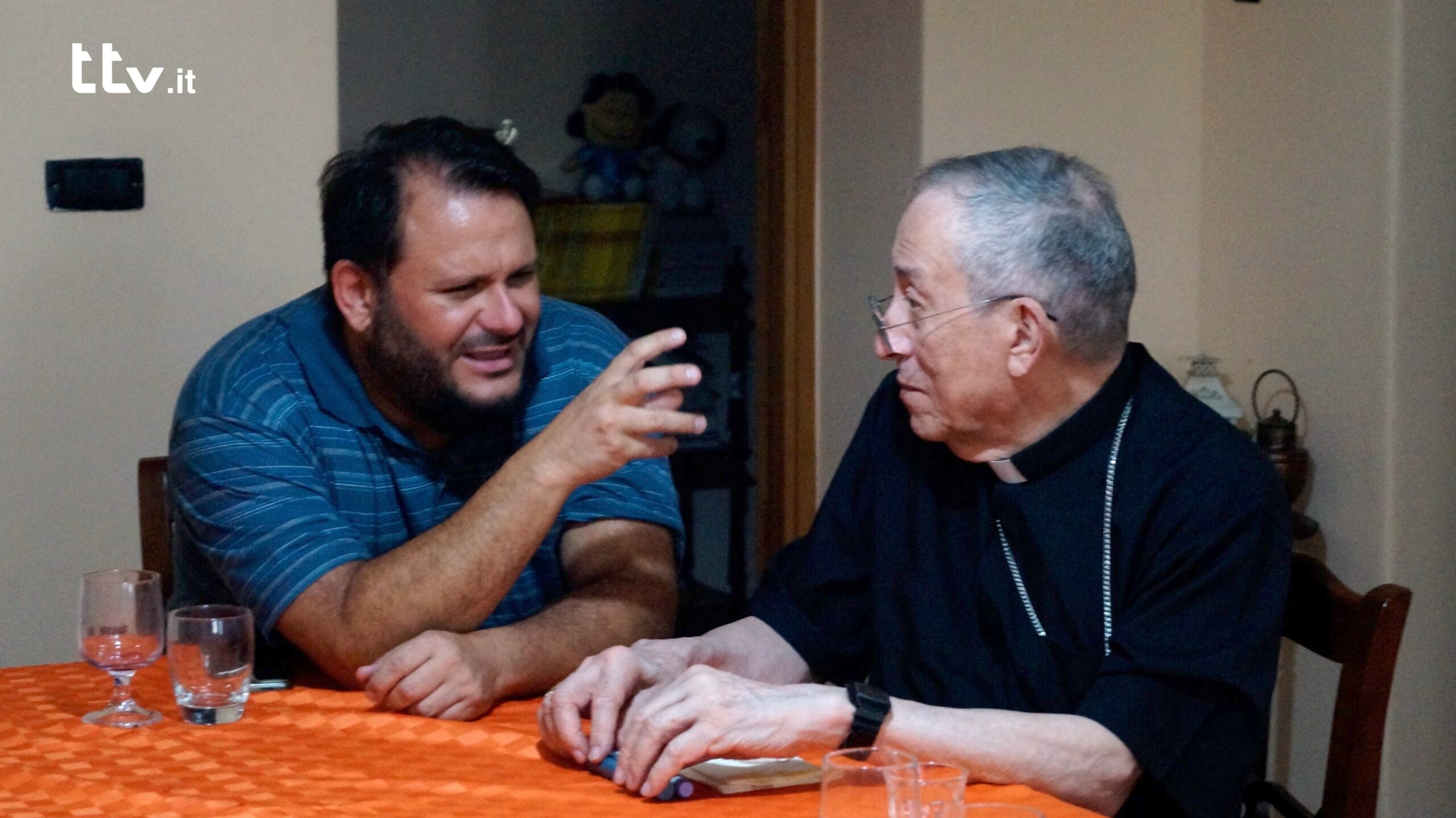 “Dobbiamo proteggerci dall’idolatria del denaro”: il cardinale Maradiaga ad Anghiari 2 Il cardinale con il parroco di Anghiari don Alessandro Bevignani