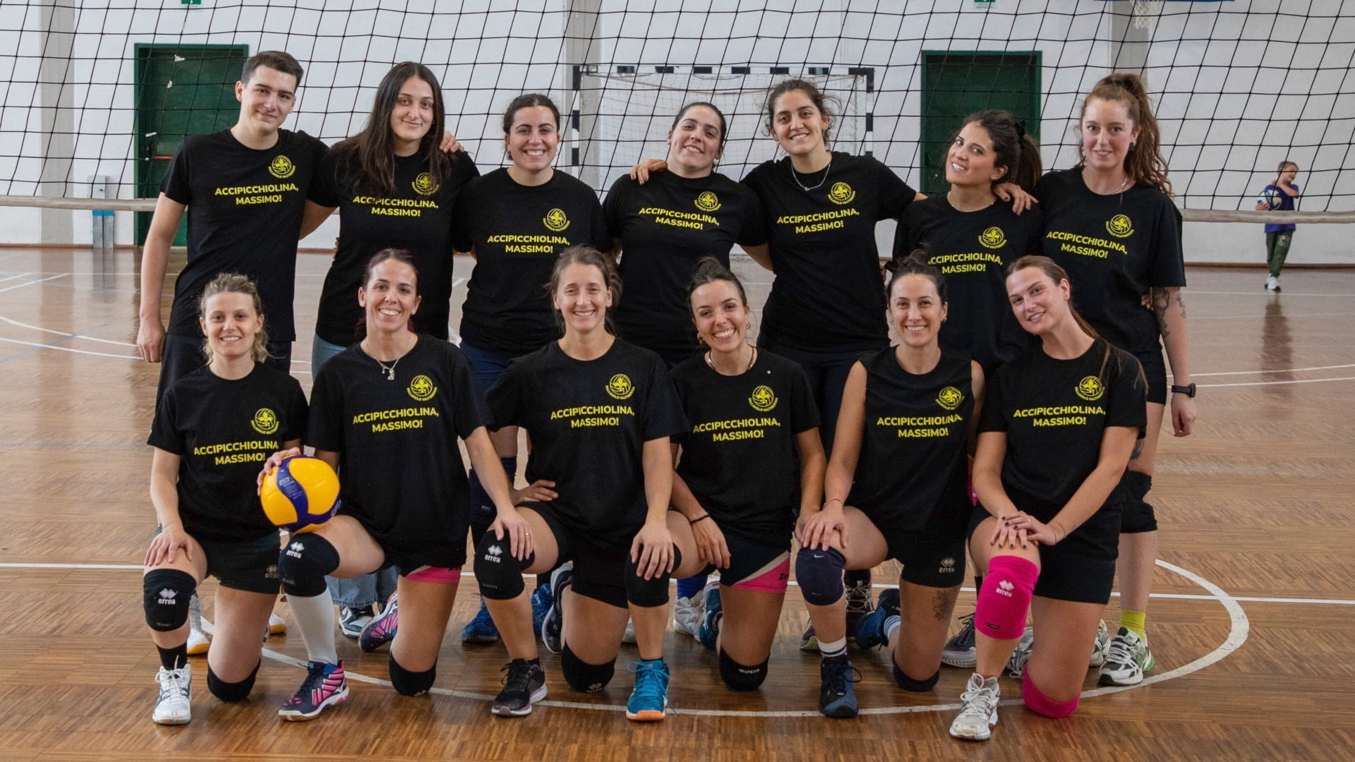 Il palasport di Anghiari intitolato a Massimo Innocenti: “Non poteva avere un nome più giusto” 2 Il gruppo di ex giocatrici e giocatori sceso in campo in occasione dell’intitolazione. Foto Katty Rossi