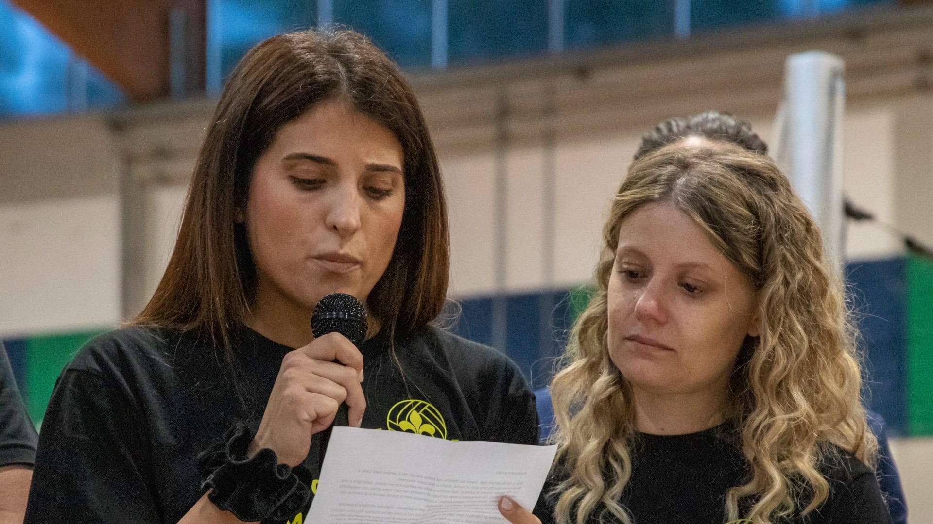 Il palasport di Anghiari intitolato a Massimo Innocenti: “Non poteva avere un nome più giusto” 1 Giulia Piccini (a sinistra) e Serena Tofanelli, tra le promotrici dell’iniziativa. Foto Katty Rossi