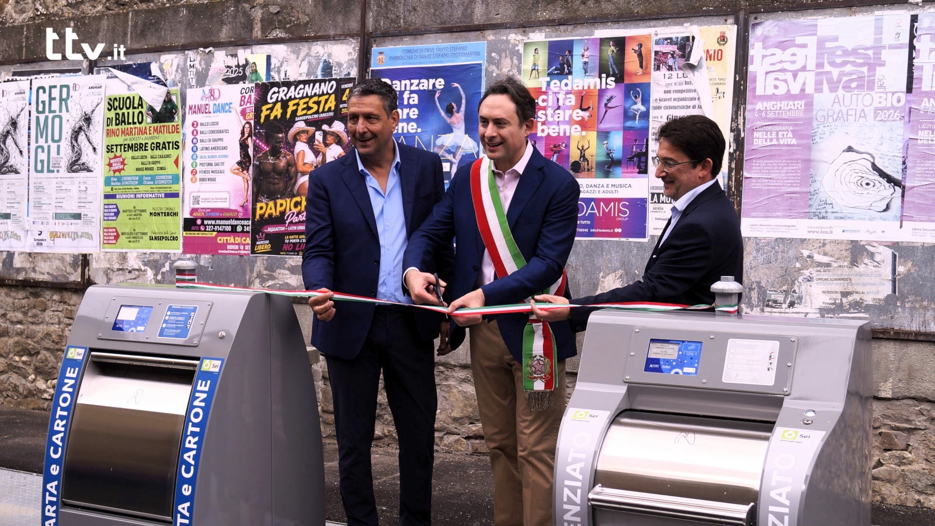 Nuove isole ecologiche: Anghiari apripista nella provincia di Arezzo 1 Il taglio del nastro